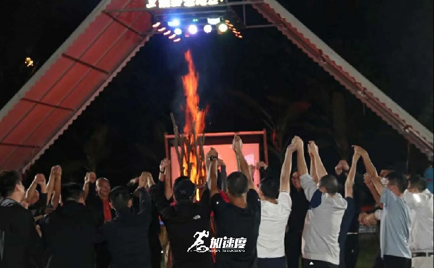 藍城(cheng)置業成(cheng)都分(fēn)公(gōng)司溫江(jiang)項(xiang)目(mu)部(bu)團(tuán)隊(duì)拓展(zhan)